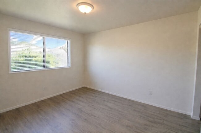 Building Photo - Recently Renovated, Single-Level 2-Bedroom Apartment with Small Fenced Yard.