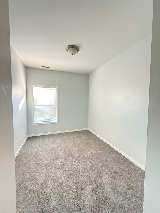 Building Photo - 6823 S Dorchester Ave