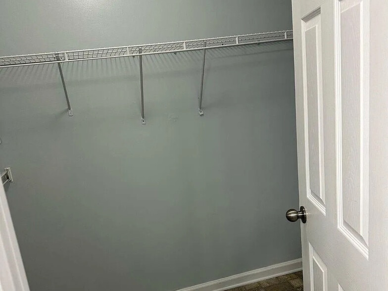 Building Photo - Room in House on Lakeview Rd