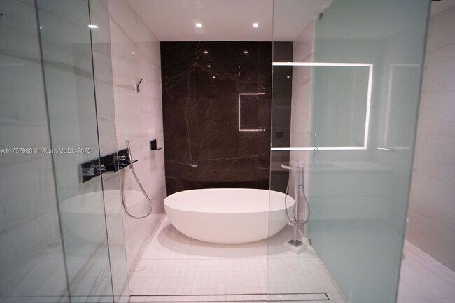 Building Photo - 300 Biscayne Blvd Way