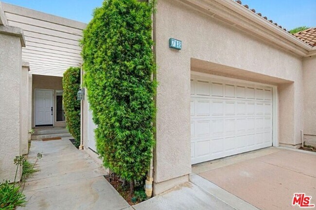 Building Photo - 718 Palisades Dr