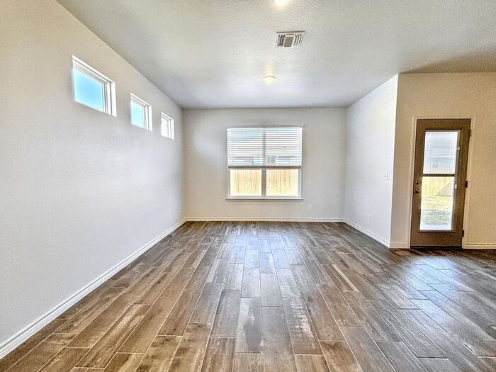 Building Photo - 722 Freedom Cir