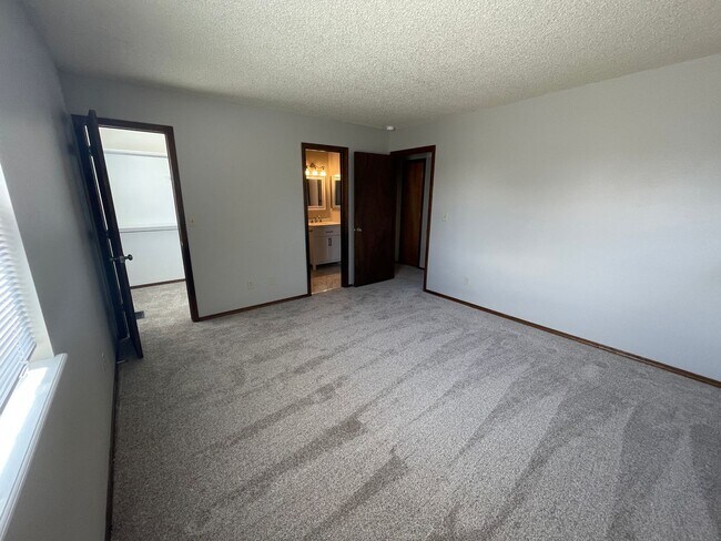 Building Photo - 5 Bedroom D20 Home with Large Backyard