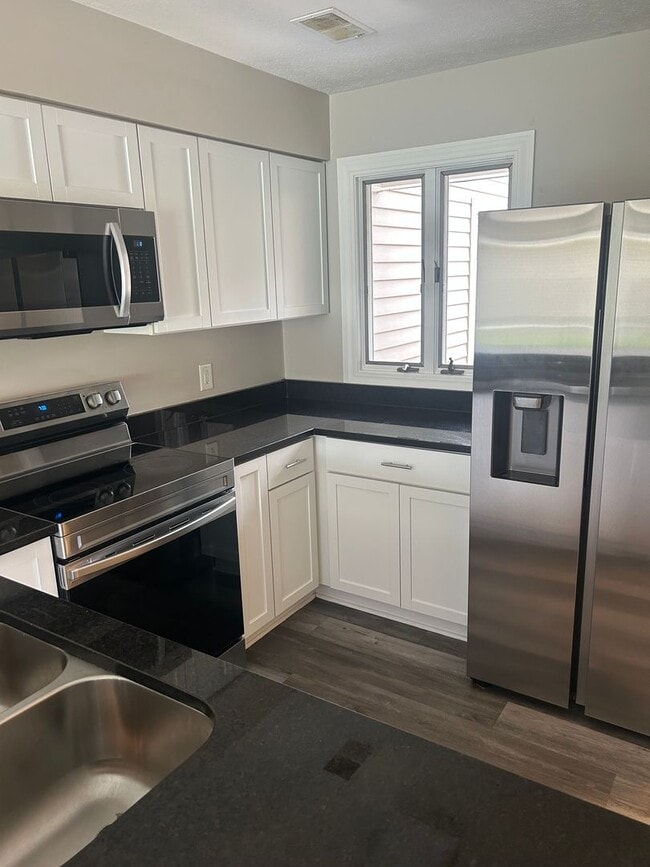 Building Photo - 2 Bedroom  2 1/2 Bath Condo