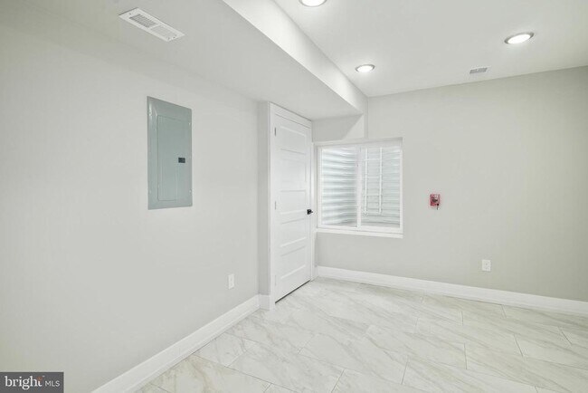 Building Photo - 411 W Hewson St