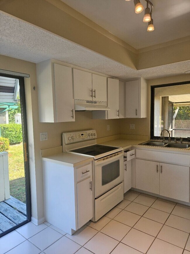 Building Photo - Port Charlotte home