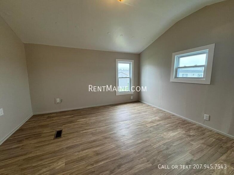 Building Photo - 108 D St