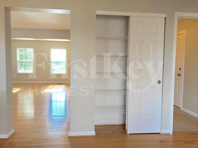 Building Photo - 6176 Fox Run Ln