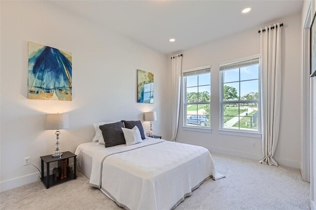 Building Photo - 704 Palamos Dr