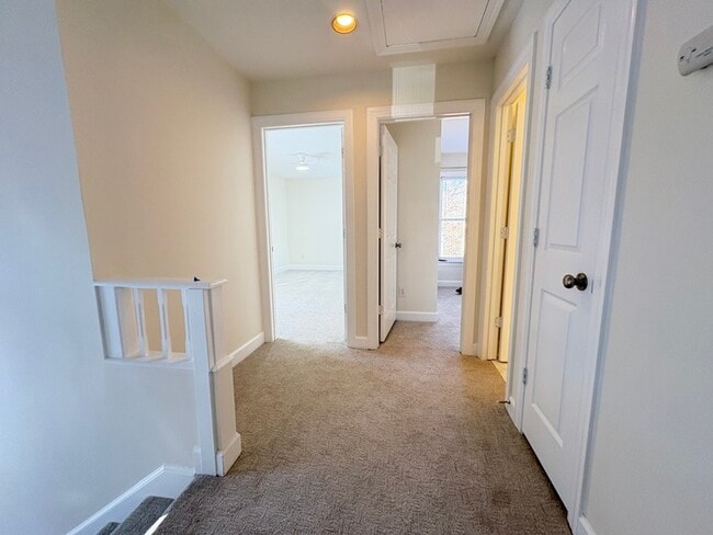 Building Photo - Fabulous 3 Br Townhome  For Rent