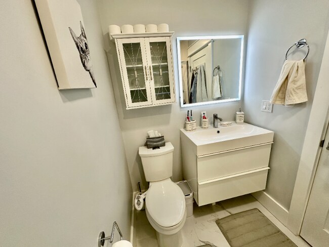 Building Photo - 326 Chelsea St