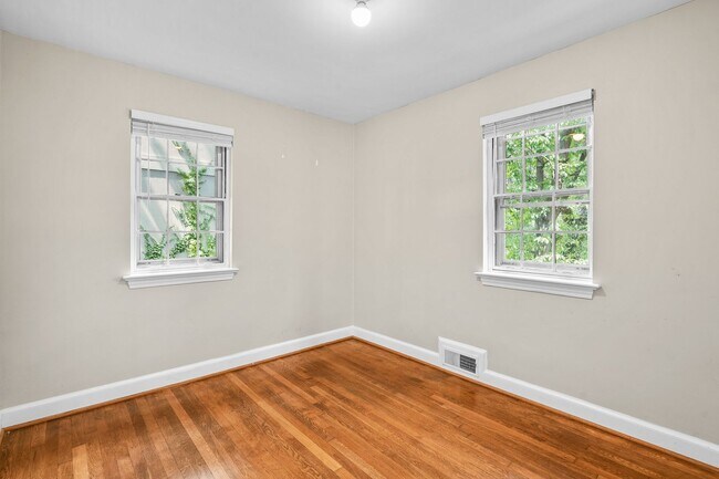 Building Photo - 2 Bed 1 Bath - Takoma Park Cottage- Large ...