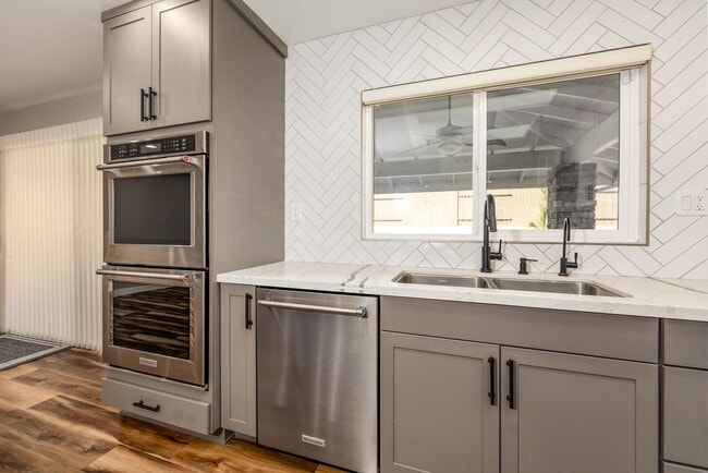 Building Photo - Large, Gorgeous Single Story Pool Home