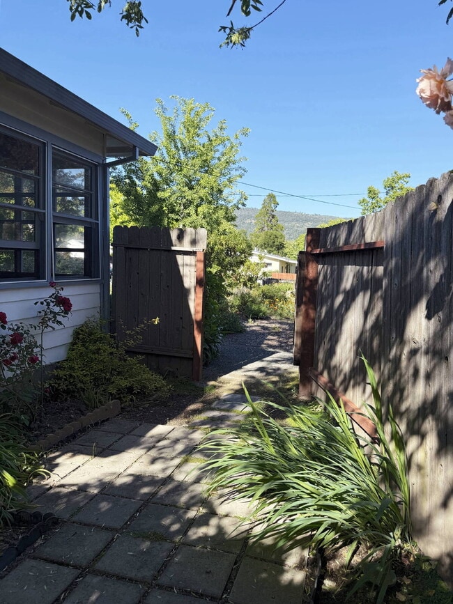 Building Photo - 1 Bed, 1 Bath in Glen Ellen