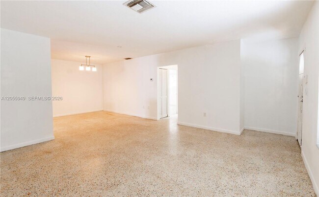 Building Photo - 565 NE 160th Terrace