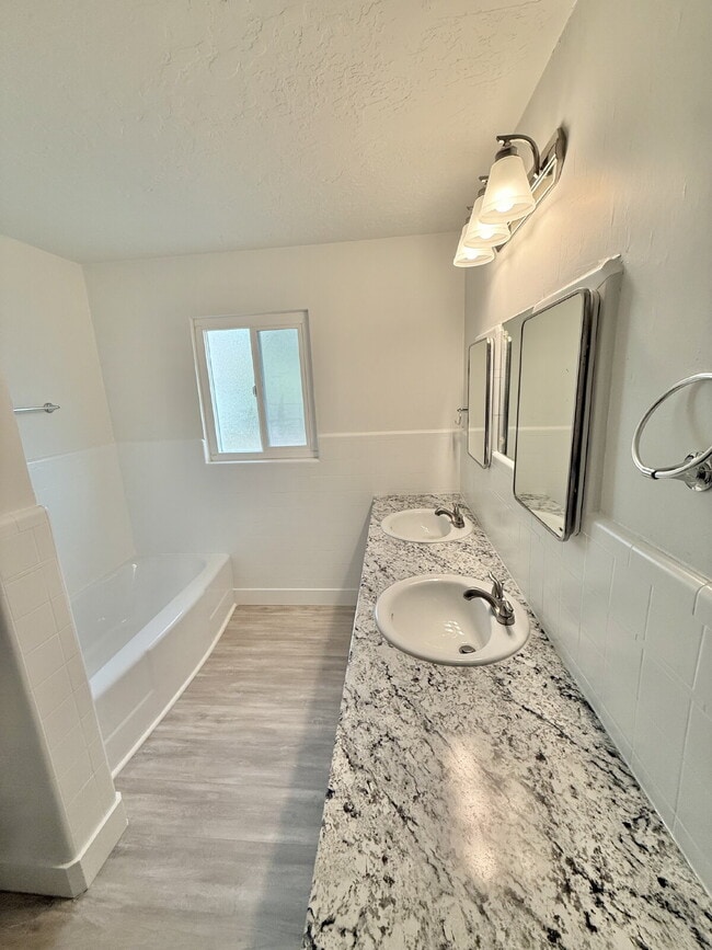 Building Photo - 288 W Diagonal #A 3 Bed/2 Bath