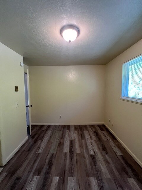 Building Photo - 2 bed 1 bath duplex Garden City!