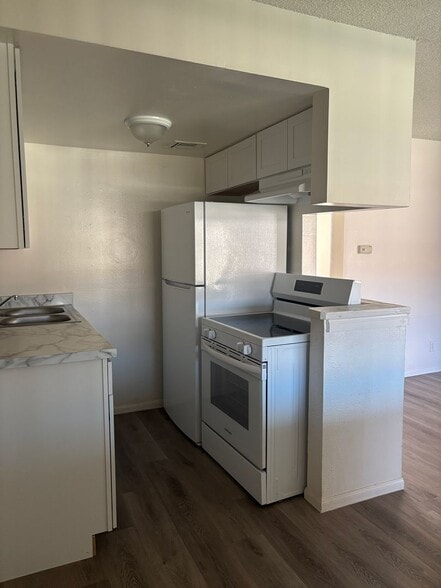 Building Photo - Las Flores Apartments