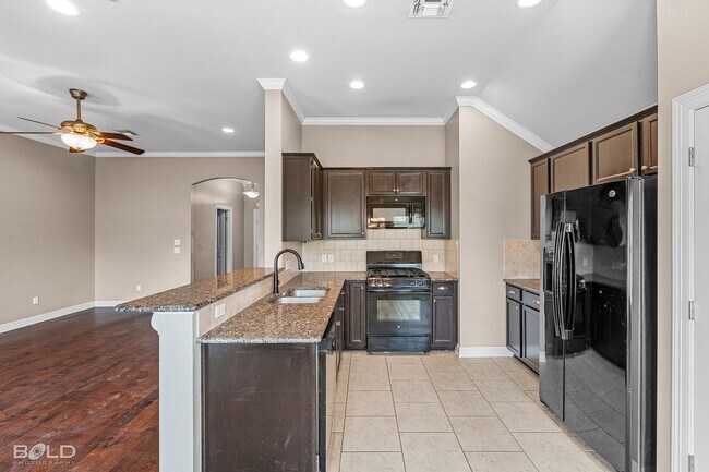 Building Photo - Brick Home In Haughton