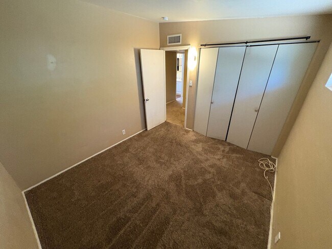 Building Photo - 3 Bedrooms 2 Bath Eastside Rental