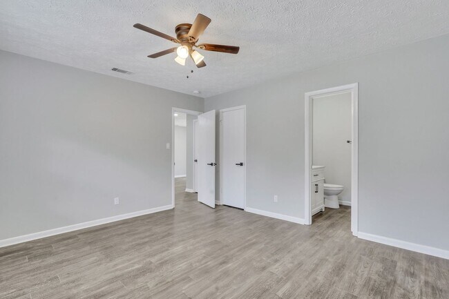 Building Photo - High End Finishes in a Quiet Residential Neighborhood