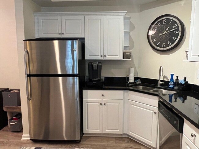 Building Photo - Unfurnished First Floor Condo w/ Garage!