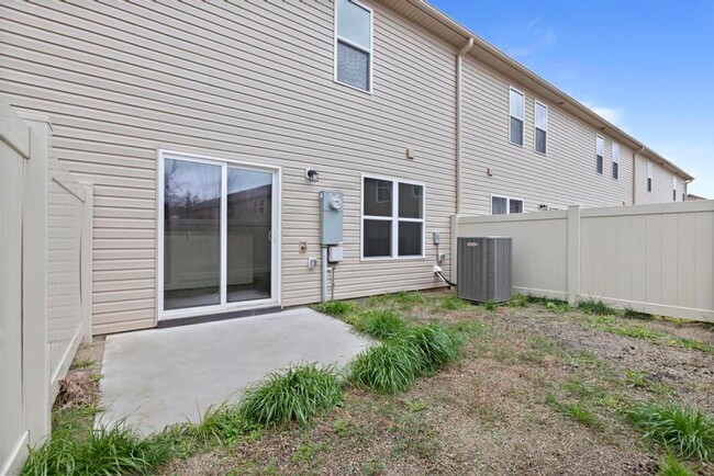 Building Photo - Beautiful Townhome!