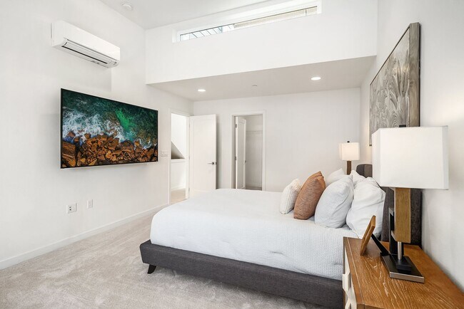 Building Photo - Fantastic Bellevue Townhouse with View...