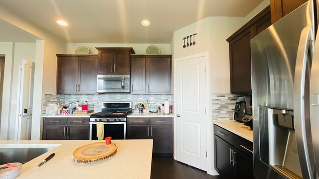 Building Photo - Spacious Corner 5 bed Single Family Home i...
