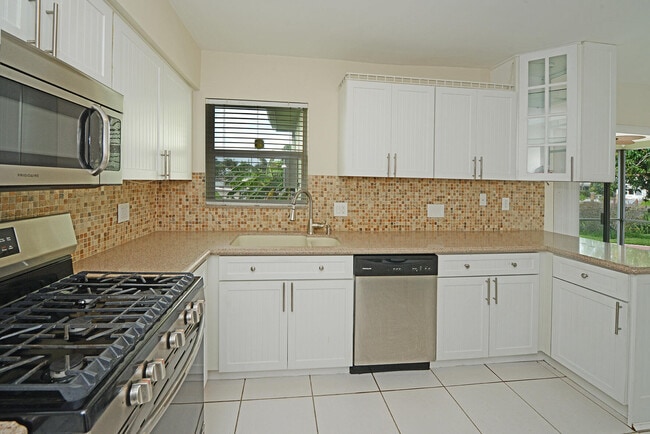 Building Photo - 1001 SE 5th Ave