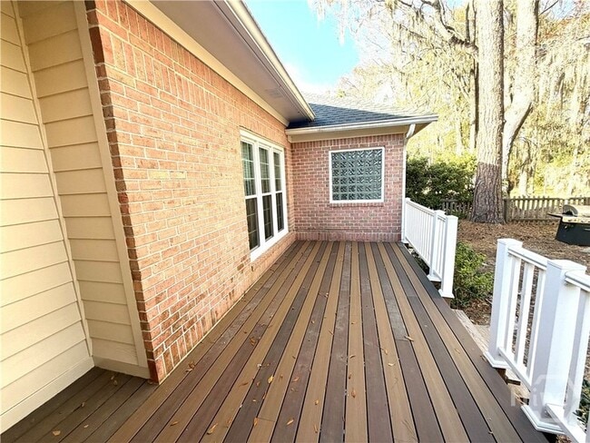 Building Photo - 6 Oak Park Pl