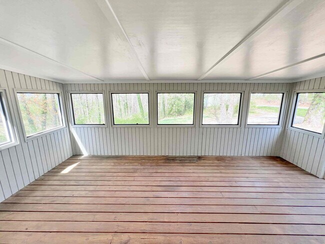 Building Photo - Completely Renovated 3 BR/3 BA Ranch with ...