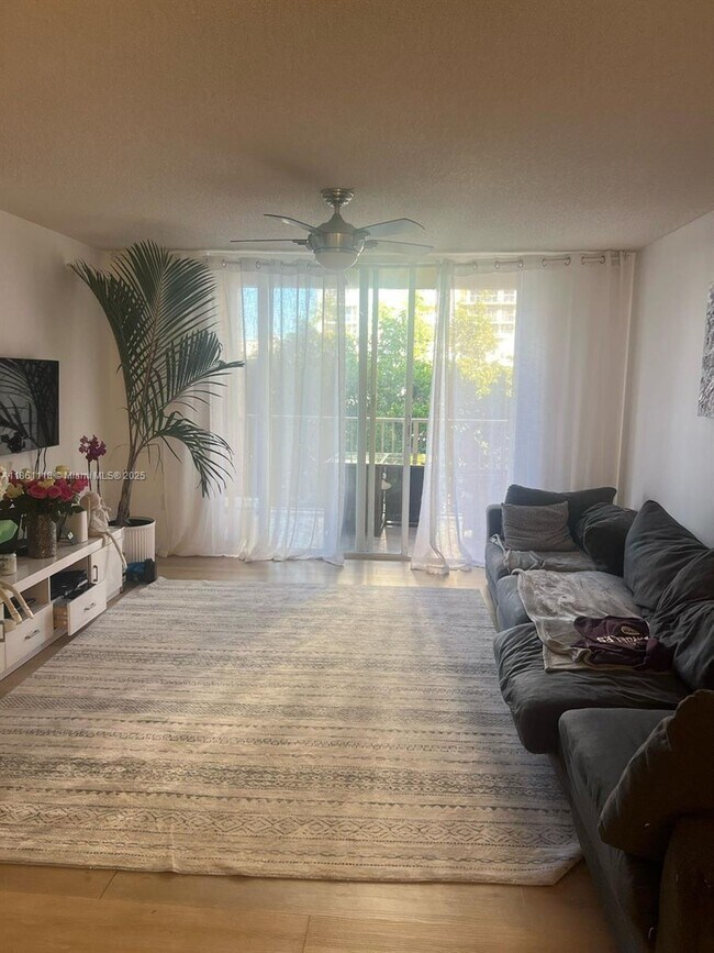 Building Photo - 19601 E Country Club Dr