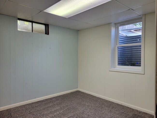 Building Photo - Your Dream Home Awaits: Spacious 4 Bed/2 B...