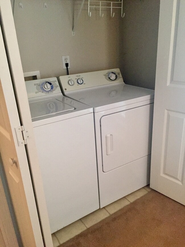 Building Photo - Adorable 1 bedroom 1 bath condo with garage located in Cotwold Park