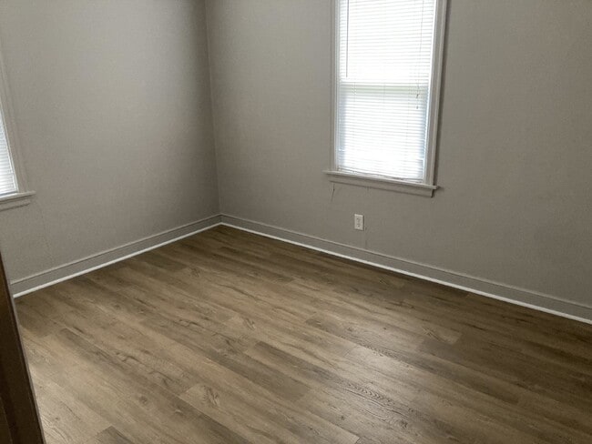 Building Photo - 2 Bedroom, 1 Bathroom Lower Unit in Downto...
