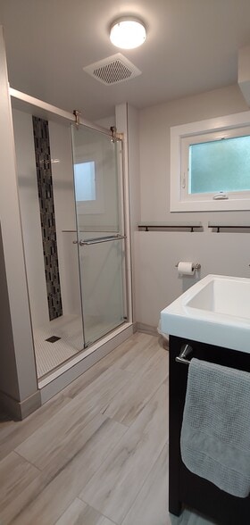 Second bathroom - 4934 Woodward Ave