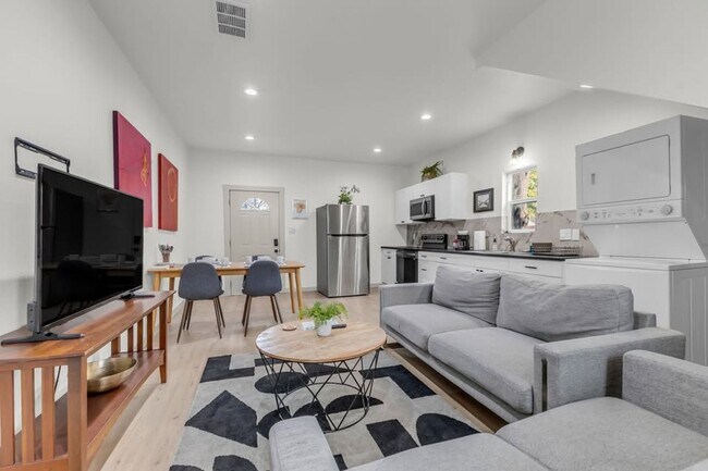 Building Photo - Stylish Furnished Home with Yard & All Bills Included