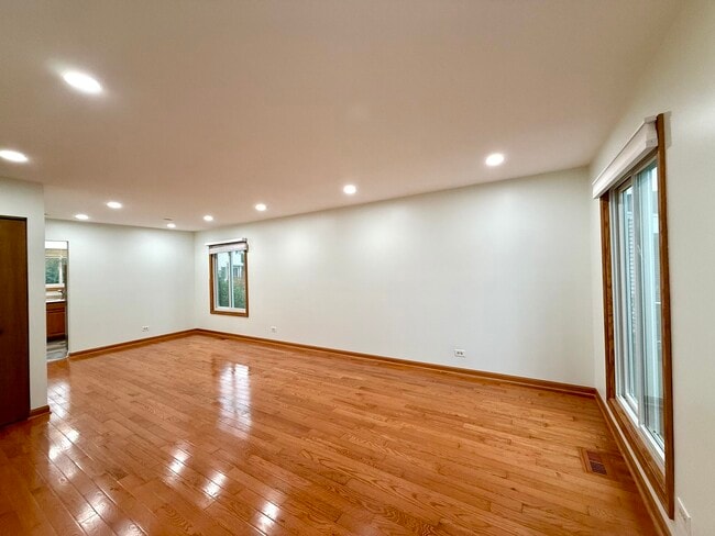 Building Photo - 2449 Carlton Dr