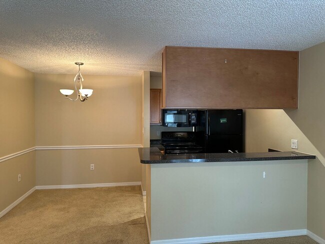 Building Photo - 1 Bedroom - 1 Bath - 2nd Floor - Community...