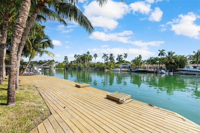 Building Photo - 550 S Shore Dr