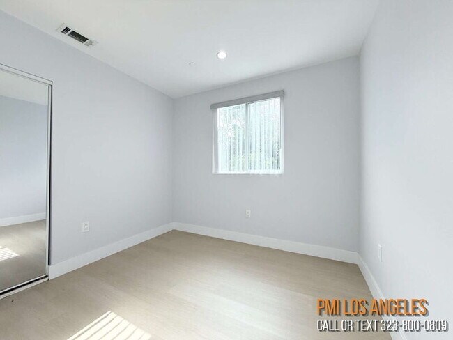 Building Photo - 208 E 87th St