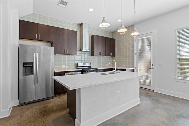 Building Photo - 8922 Menchaca Rd