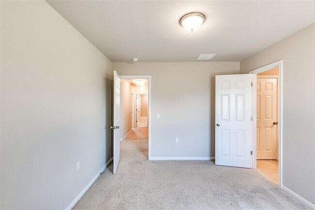 Building Photo - 821 Falkland Trace