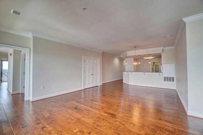 Building Photo - Super-Cool Lower Penthouse Condo Available 05-07-26!! Secured Entry, Garage Parking, Pet-Friendly!