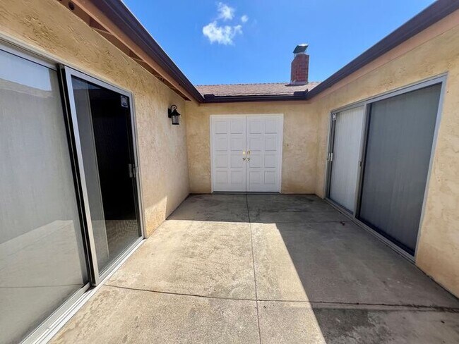 Building Photo - Welcome to your new home in the heart of Pacific Beach!