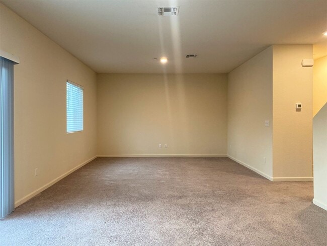Building Photo - Spacious 4 bedroom/2 bath home waiting to ...