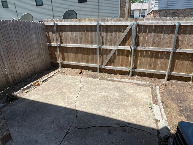 Building Photo - 1901 E Lindsey St