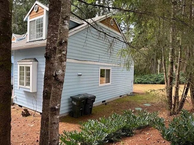 Building Photo - Spacious 2 Bedroom Duplex with Cozy Features