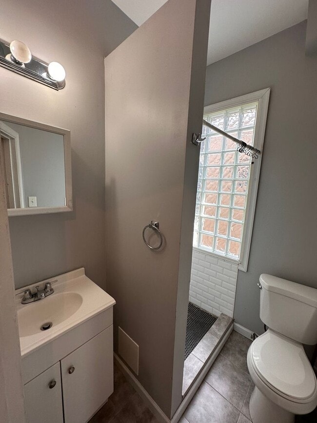 Building Photo - Old charm mixed with new finishes. Beautif...